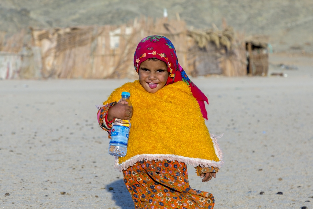 córka Beduina z butelką wody