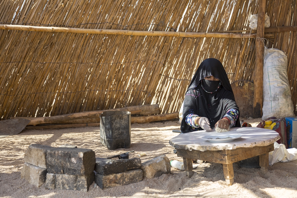 жена бедуина печет вафлю