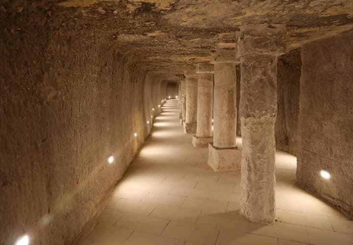 Podziemny korytarz w piramidzie schodkowej w Sakkarze