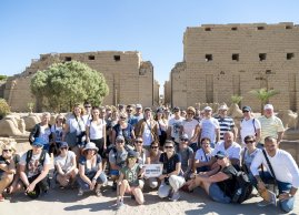 Grupa turystów przed swiatynią Karnak 