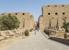 Aleja sfinksów prowadząca do kopleksu światyń Karnak