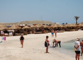 Turyści na plaży Abu Dabbab w Marsa Alam