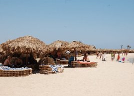 Turyści wypoczywający na plaży w Abu Dabbab w Marsa Alam
