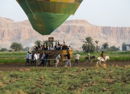 Ladowanie balonu na polu w Luksorze