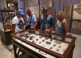 Grupa polskich turystów zwiedza Muzeum Egipskie w Kaize