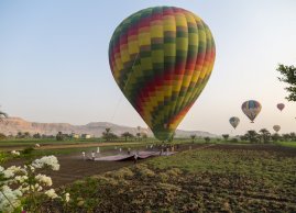 Balon wylądował na polu w Luksorze