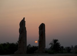 Widok na zabytkowe posągi podczas lotu balonem nad Luksorem