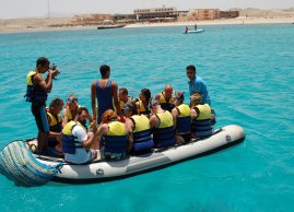 Grupa turystów wypływa ze statku pontonem na spotkanie żółwi i dugongów w Zatoce Marsa Mubarak