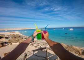 Egotyczne napoje serwowane na plaży Mahmaya