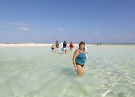 Turstka w drodze na plażę na wyspie w archipelagu wysp Qulaan w Marsa Alam 
