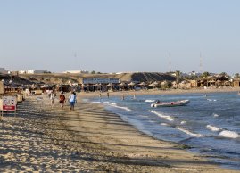 Turyści spacerujący po plaży w Abu Dabbab w Marsa Alam