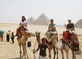 Jazda na wielbładach przy piramidach w Gizie