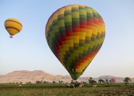 Ladowanie balonu na ogrzane powietrze w Luksorze