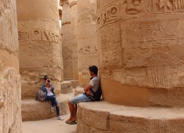 Olbrzymie kolumny w światyni Karnak