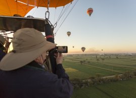 Turysta fotografujący widoki podczas lotu balonem w Luksorze
