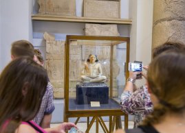Turysci fotografują eksponat w Muzeum Egipskim w Kairze