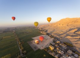 Balony unoszące się nad Luksorem w Egipcie