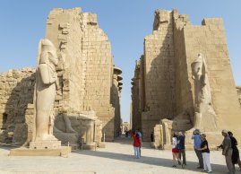 Posągi w światyni Karnak