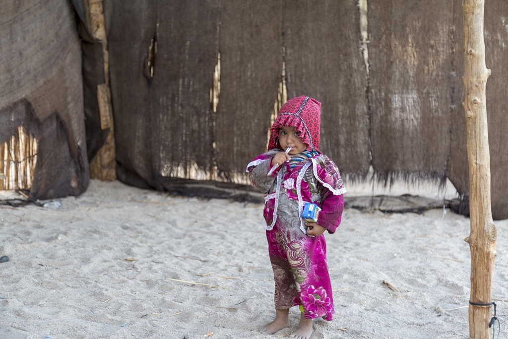 dziewczynka na tle domu beduina