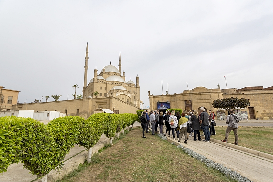 Turyści przed Meczetem Muhammada Alego Paszy