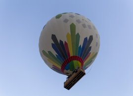 Balon unoszący się nad Luksorem w Egipcie