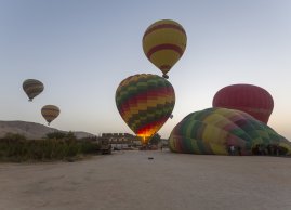 Balony o świcie w Luksorze w Egipcie
