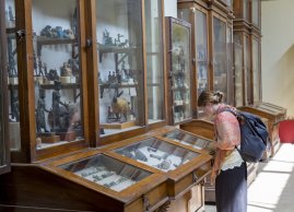 Polska turystka oglada eksponaty w Muzeum Egipskim w Kairze