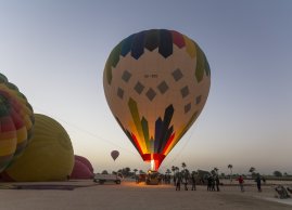 Balon przed rozpoczeciem lotu nad Luksorem w Egipie