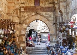 Pamiatki do kupienia na bazarze Khan el khalili w Kairze