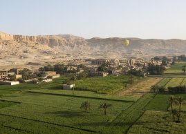 Widok z balonu podczas lotu nad Luksorem