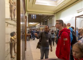 Przewodnik pokazuje eksponaty turystom w Muzeum Egipskim w Kairze