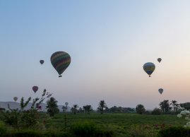 Balony na ogrzane powietrze unoszące się nad polami Luksoru