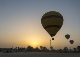 Balon w Luksorze na tle wschodu słońca