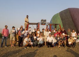 Pamiatkowe zdjecie uczestników lotu balonem w Luksorze